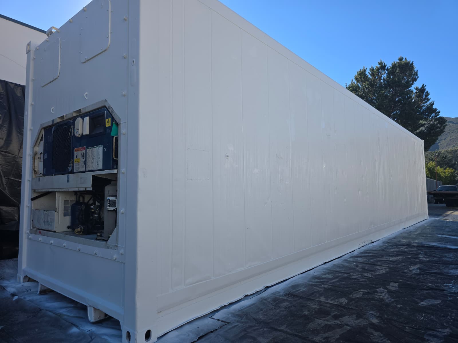 40HC Insulated Shipping Container – White Exterior